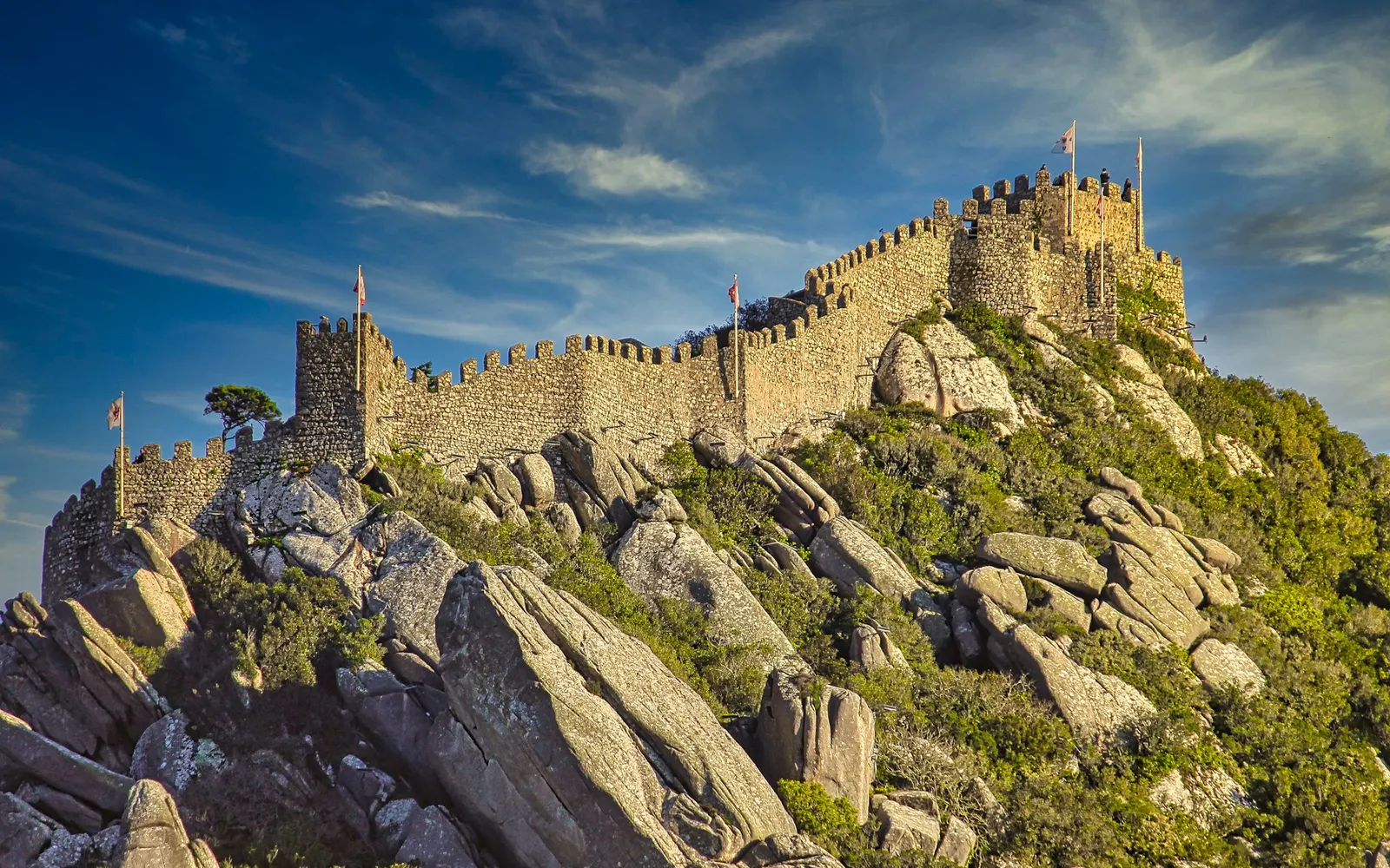 Castelo dos Mouros'un altın taş siperleri, doğrudan granit çıkıntıların üzerine inşa edilmiş