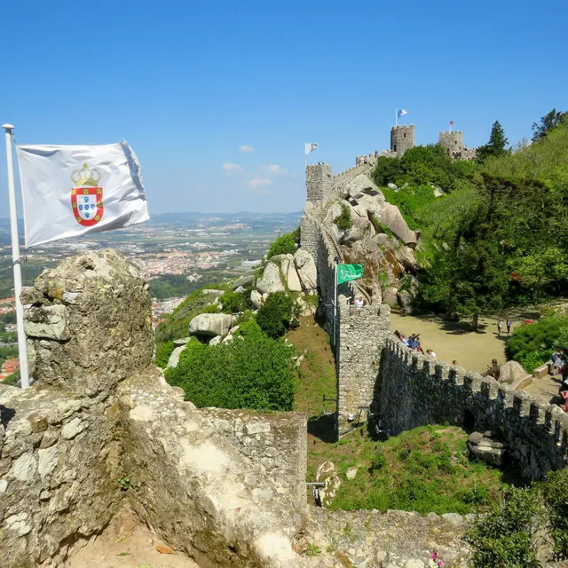 Moorish Castle'ın surlarında Portekiz bayrağı ve ötesinde sur yürüyüş yolu
