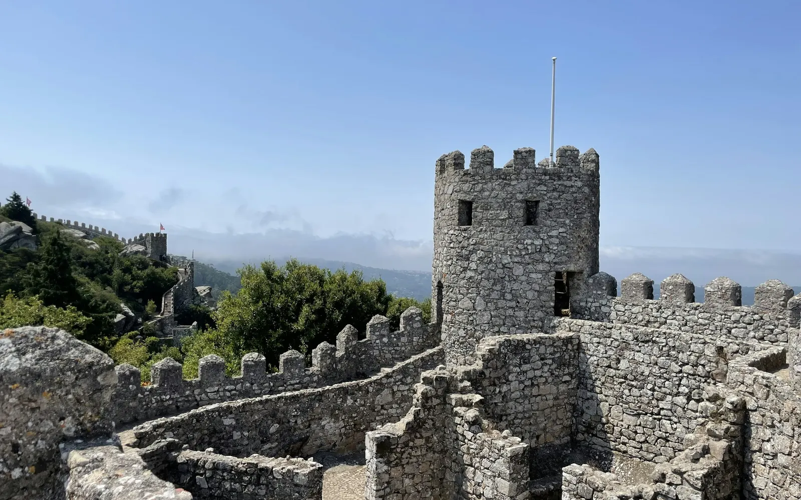 Sintra'daki Moorish Castle'ın iç surları ve merdivenleri