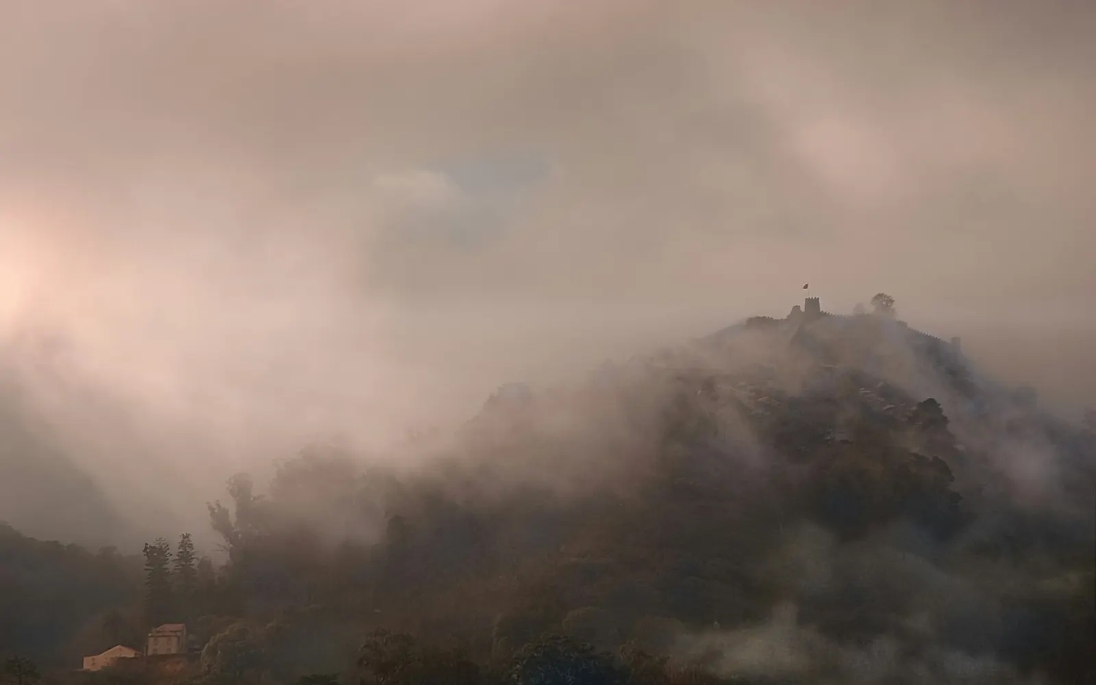Sintra sırtında sabah sisinden süzülen Castelo dos Mouros
