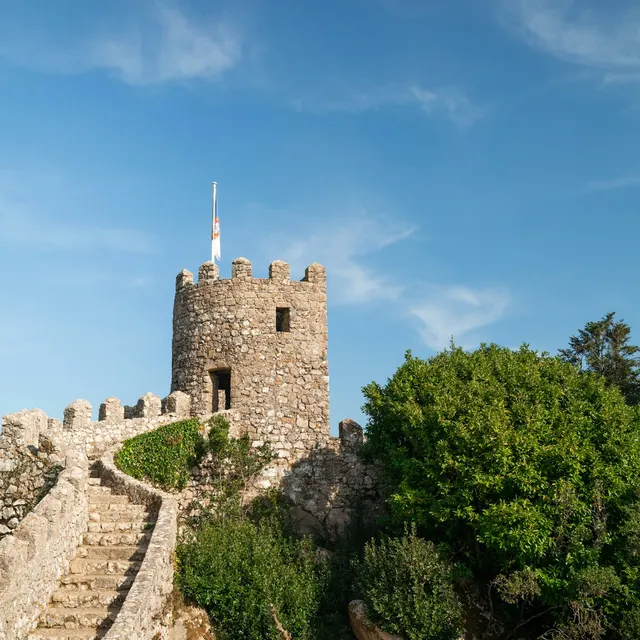 Castelo dos Mouros'un mazgallı surlarında bir kuleye tırmanan taş basamaklar