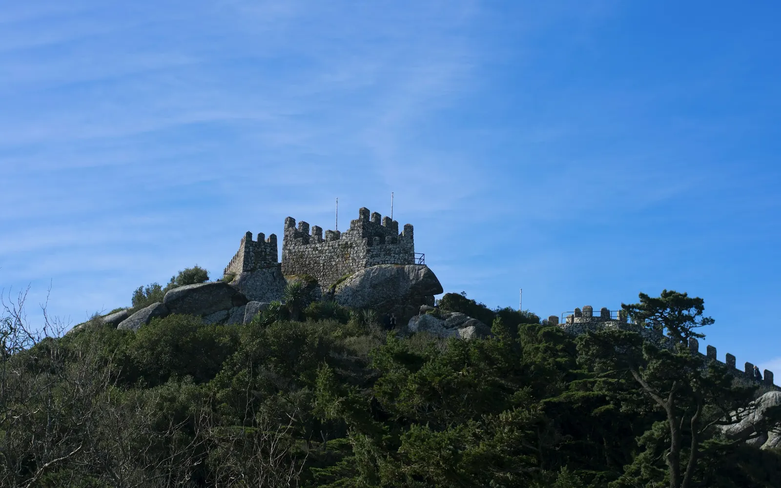 Mavi gökyüzüne karşı Moorish Castle'ın mazgallı kulesi