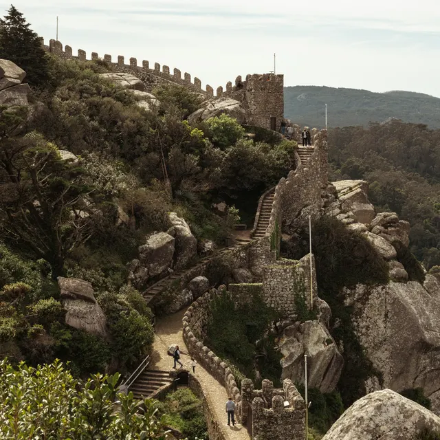 Castelo dos Mouros'un siperlerinde, Sintra sırtı boyunca granit kayaların üzerinden adım adım ilerlemek
